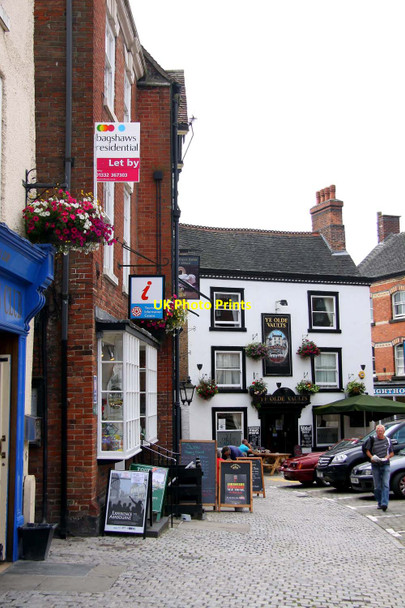 Photo 6"x4" Ye Olde Vaults in the Market Square Ashbourne\/SK1846 c2011