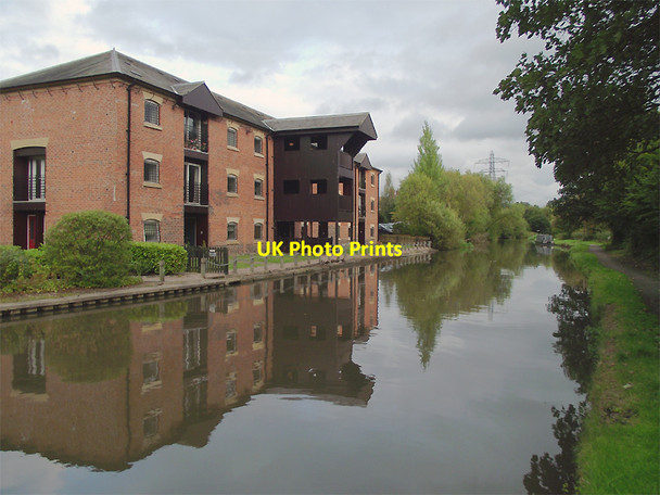 Photo 6"x4" Canal and apartments at Preston Brook, Cheshire Preston Brook\/SJ5680 c2011