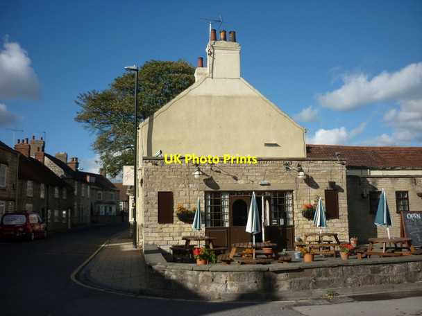 Photo 6"x4" The beer garden at The Falcon Inn Tadcaster c2011