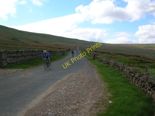 Photo 6"x4" Cyclists descending from Fleet Moss Gayle c2008
