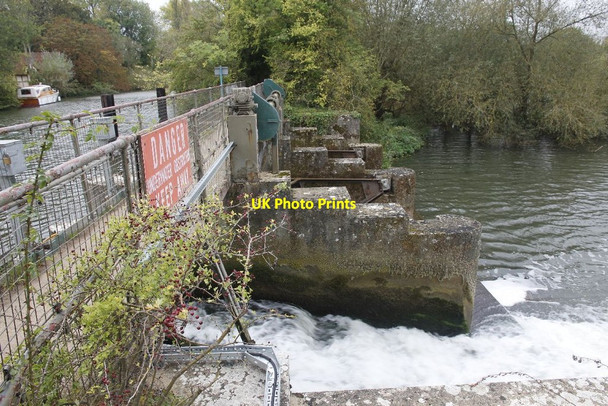 Photo 6"x4" Flowing through the weir Culham c2011