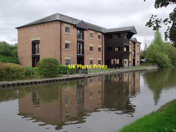 Photo 6"x4" Canal and apartments at Preston Brook, Cheshire Preston Brook\/SJ5680 c2011