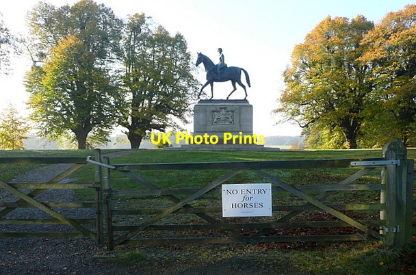 Photo 6"x4" Queen Elizabeth II statue Villag c2011