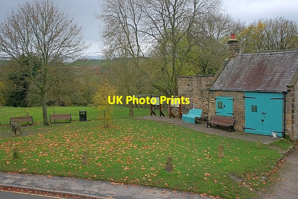 Photo 6"x4" Village Green, Eyam Eyam c2011