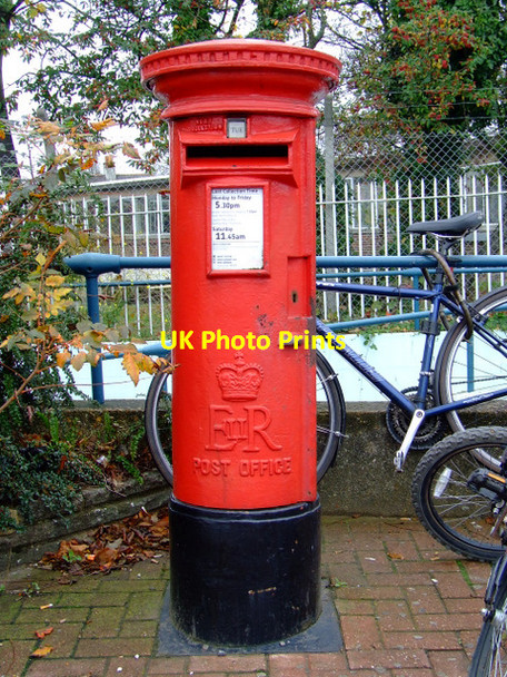 Photo 6"x4" E II R Postbox Hounslow c2011