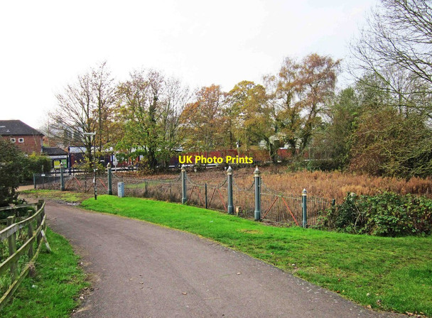 Photo 6"x4" Unusual fencing near Farnborough North Railway Station, Farnborough Farnborough\/SU8754 c2011