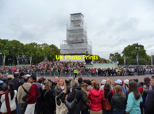 Photo 6"x4" The Victoria Memorial under wraps Westminster c2011