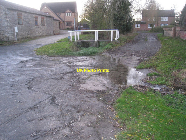 Photo 6"x4" Ford and footbridge Snitterby c2011