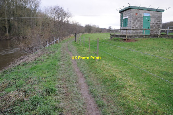 Photo 6"x4" Pump house on the Wye Hunderton c2011