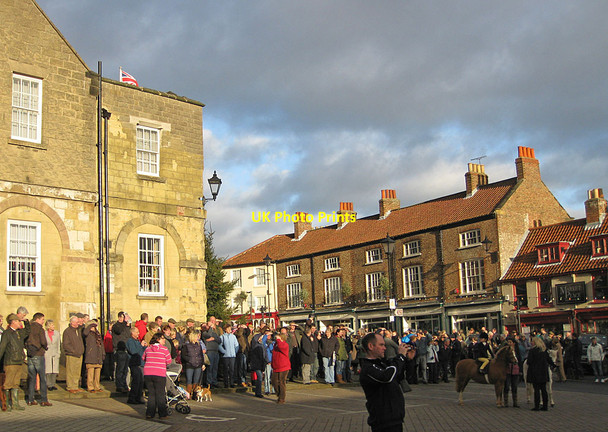 Photo 6"x4" Gathering crowd Malton\/SE7871 c2011