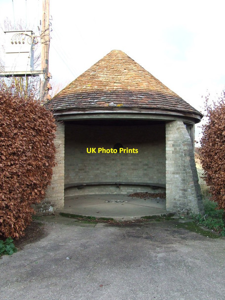 Photo 6"x4" Round Bus Shelter Flempton c2012