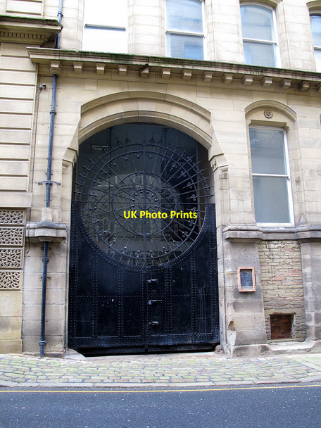 Photo 6"x4" Gates of 66 Vicar Lane Bradford\/SE1632 c2011
