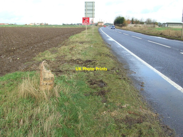 Photo 6"x4" Old Cast Iron Milepost Drayton\/TF2439 c2012