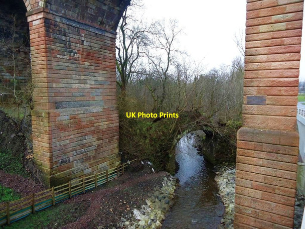 Photo 6"x4" Castlecary, Red Burn through the arches Castlecary c2012