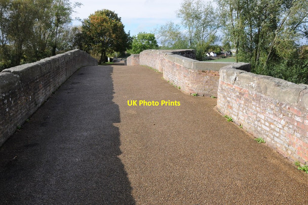 Photo 6"x4" On Pershore Bridge Pershore c2011