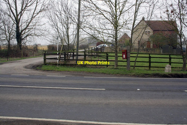 Photo 6"x4" A milestone and letter box at the Sheepcroft Farm turning Stanford in the Vale c2012