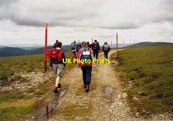 Photo 6"x4" Walking on Broad Law Talla Linnfoots c1994