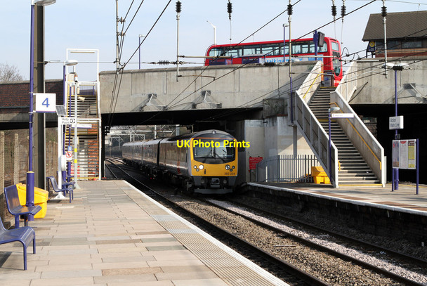 Photo 6"x4" The Train Approaching Platform 3... Acton\/TQ2080 c2012