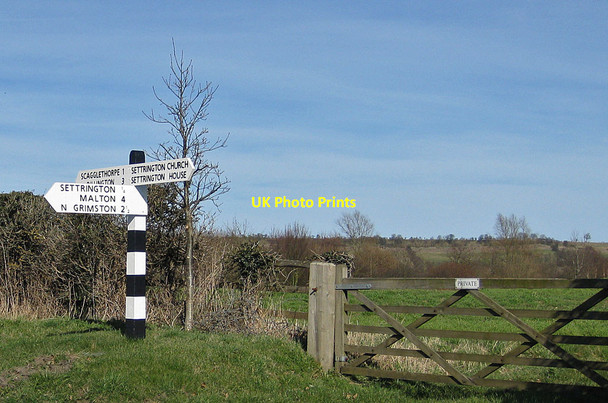 Photo 6"x4" Black and white signpost, Settrington Settrington c2012