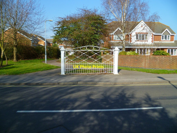 Photo 6"x4" Gate on High Street in Hamble-le-Rice Hamble-le-Rice c2012