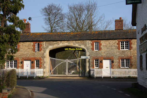 Photo 6"x4" Entrance gate to the Manor Denchworth c2012