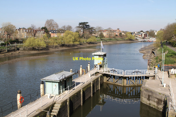 Photo 6"x4" Richmond Lock and the Tidal Thames Isleworth c2012