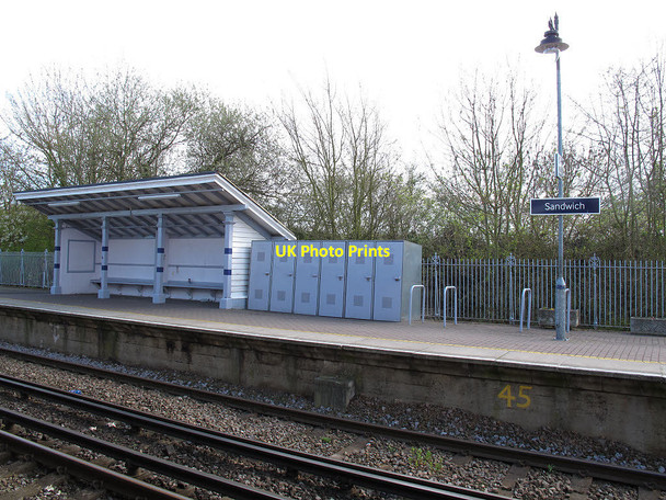 Photo 6"x4" Historic railway shelter Sandwich c2012