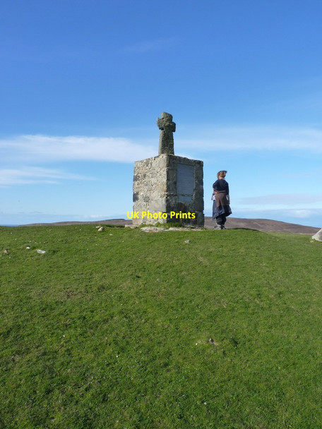 Photo 6"x4" Reading the inscription on the cross Balmartin c2012