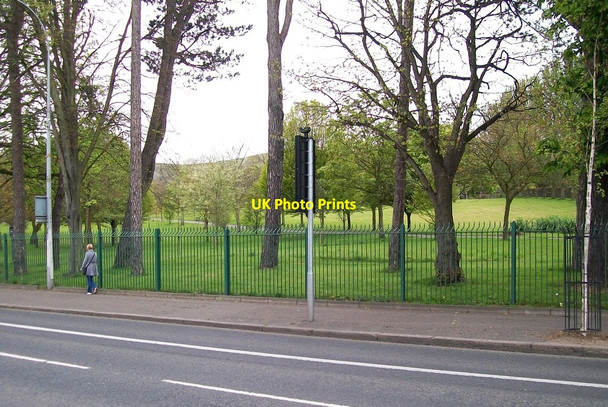 Photo 6"x4" The green lawns of Falls Road Park Belfast c2012