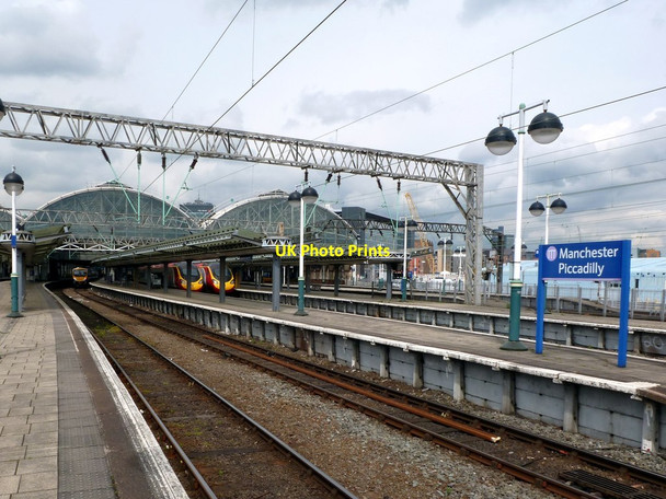 Photo 6"x4" Piccadilly station from platform 11 Manchester c2012