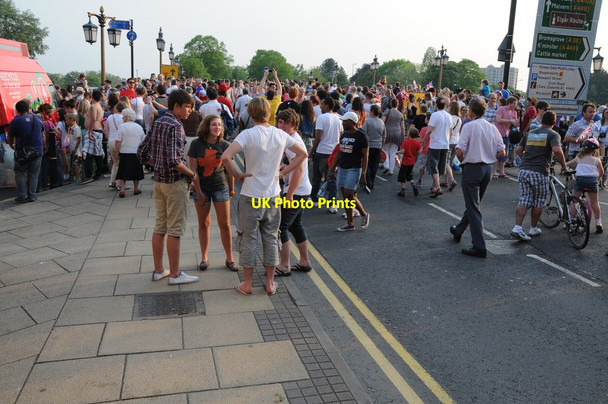 Photo 6"x4" Crowds on Worcester Bridge Worcester c2012