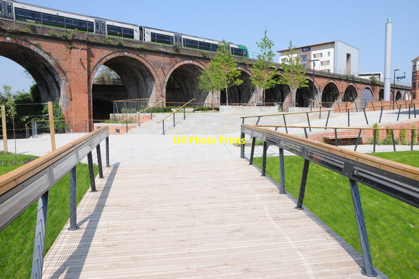 Photo 6"x4" Train crossing the viaduct Worcester c2012