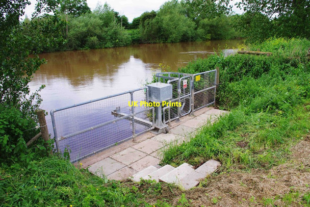 Photo 6"x4" Water apparatus by the River Severn, near Upton upon Severn Church End\/SO8341 c2012