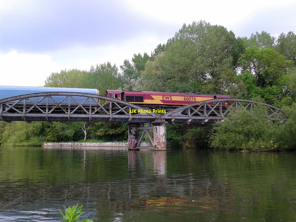 Photo 6"x4" A car train crosses the Thames Kennington\/SP5202 c2012