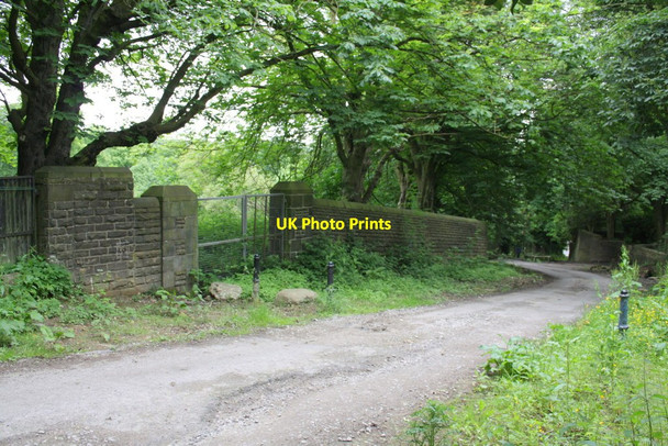 Photo 6"x4" Walls on north side of Mayfield Road Keighley c2012