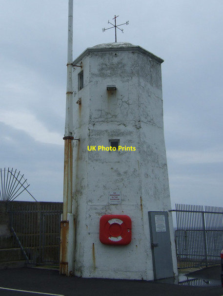 Photo 6"x4" Lighthouse, North Sunderland Harbour Seahouses c2012