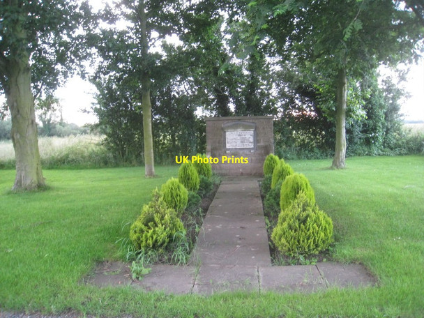 Photo 6"x4" War memorial, Newland Newland\/SE6924 c2012