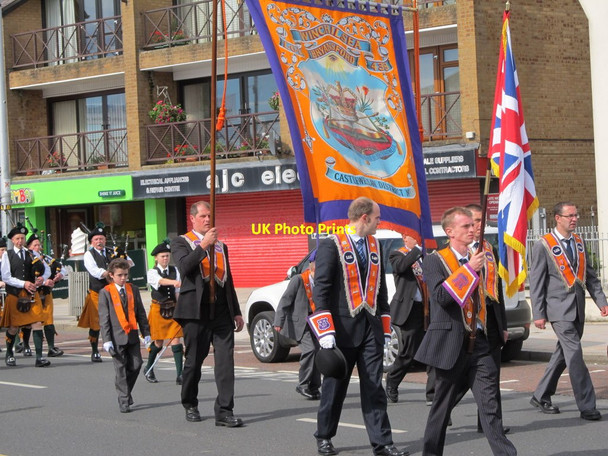 Photo 6"x4" The Banner of LOL No 438 Winchelsea Bryansford being paraded along Main Street Newcastle\/J3732 c2012
