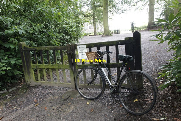 Photo 6"x4" Bike at the gate Midgham c2012