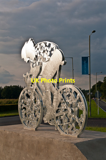 Photo 6"x4" Pixham End Roundabout cycling statue Dorking c2012