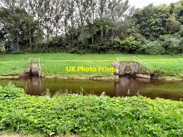 Photo 6"x4" Mersey Floodgates Barlow Moor c2012