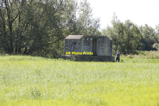 Photo 6"x4" Walking round the pillbox Lechlade on Thames c2012