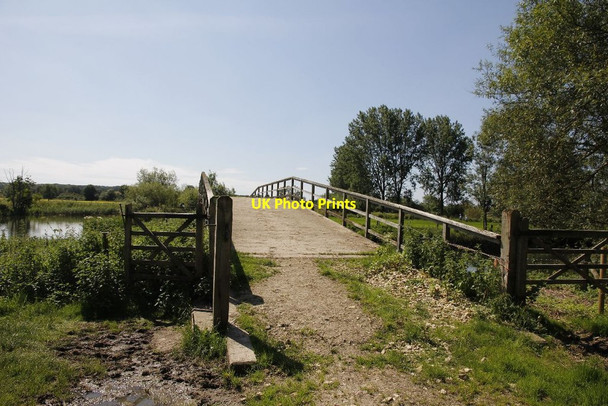 Photo 6"x4" Back to the bridge Lechlade on Thames c2012