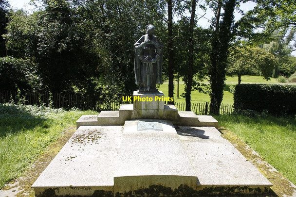 Photo 6"x4" An impressive grave Eaton Hastings c2012