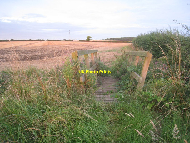 Photo 6"x4" Stubble field and footbridge Laceby c2012