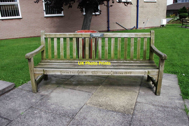 Photo 6"x4" Silver Jubilee seat, Stourport War Memorial Garden, Stourport-on-Severn Stourport-on-Severn c2012