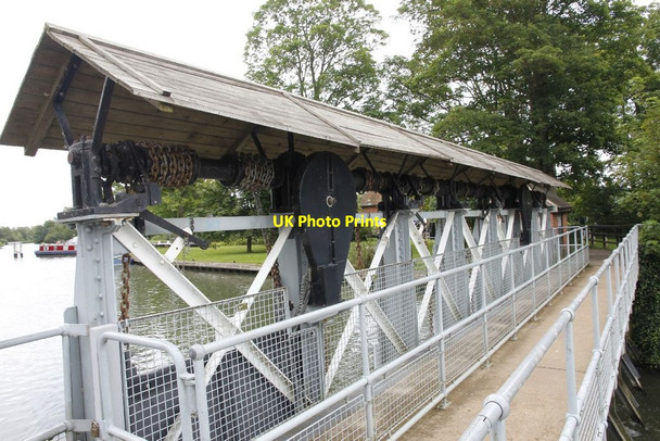 Photo 6"x4" Cover on the gates Abingdon c2012