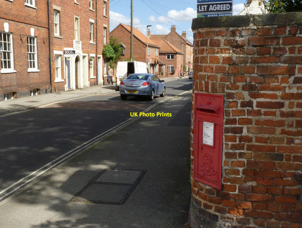 Photo 6"x4" Millgate postbox (ref. NG24 14)  Newark-on-Trent c2012