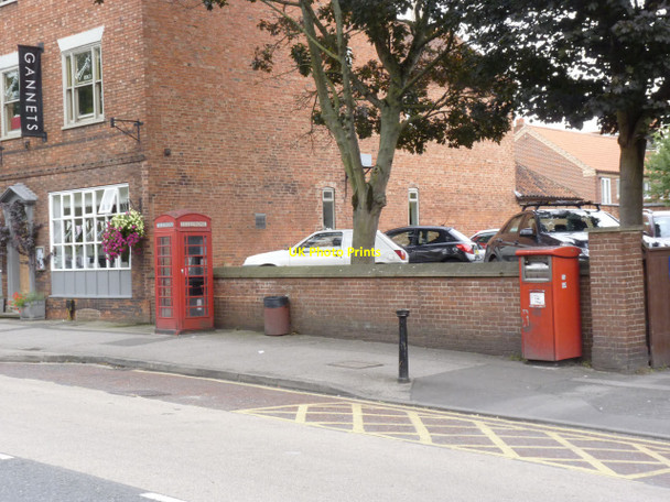 Photo 6"x4" Castle Gate | Newark postbox (ref. NG24 110)  Newark-on-Trent c2012