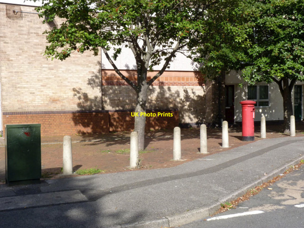 Photo 6"x4" Yorke Drive postbox (ref. NG24 191)  Newark-on-Trent c2012